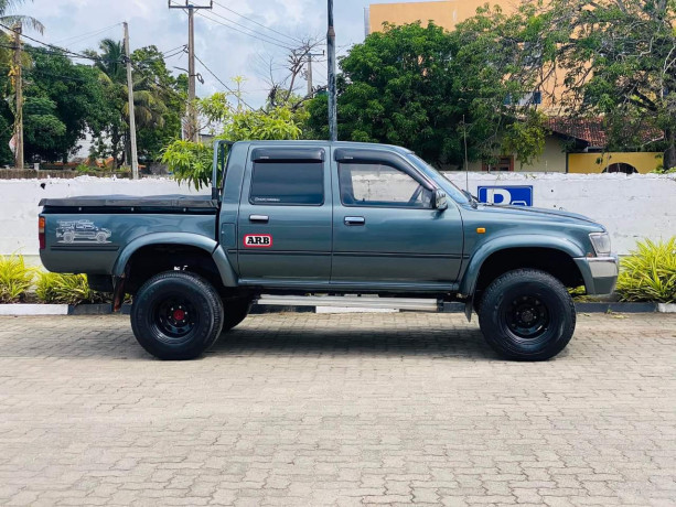 toyota-hilux-ln106-1995-big-2