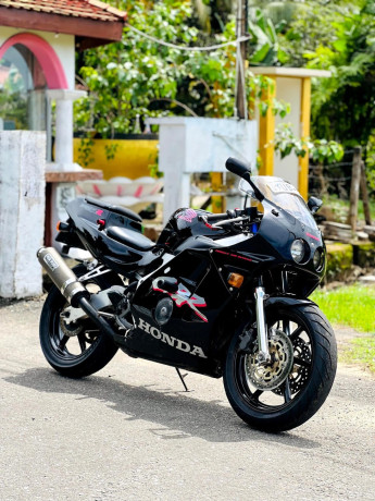 honda-cbr-250-gullarm-2008-big-0