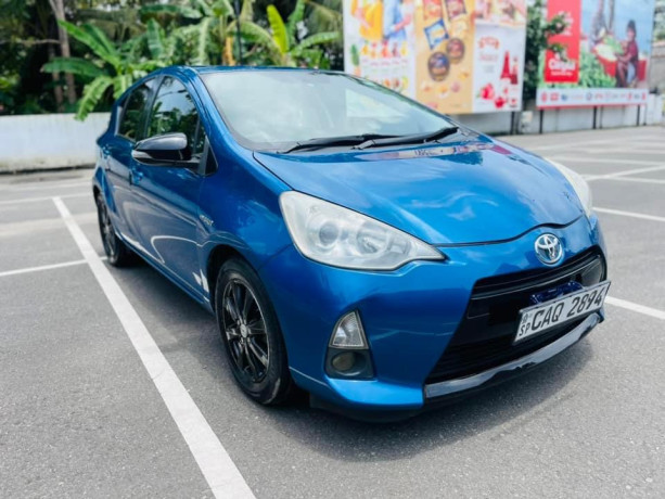 toyota-aqua-2013-big-1