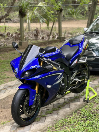 ymaha-r1-2011-big-3