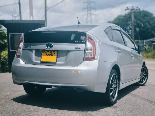 toyota-prius-2013-big-4