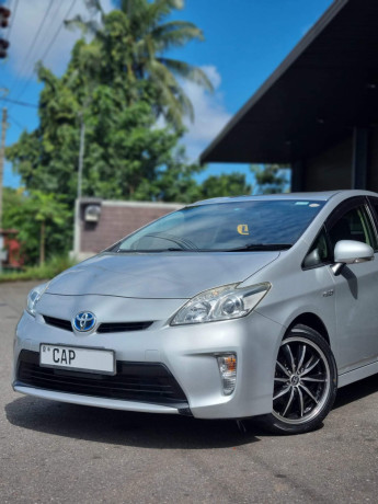 toyota-prius-2013-big-1