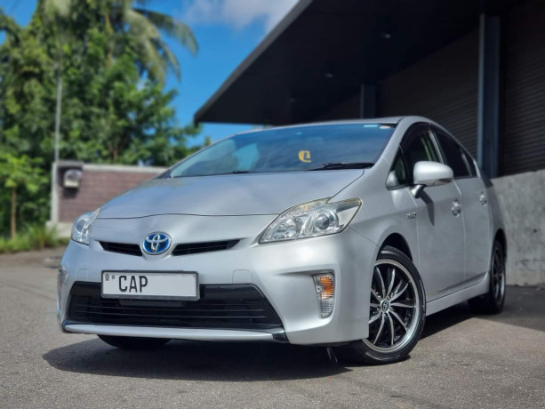 toyota-prius-2013-big-0