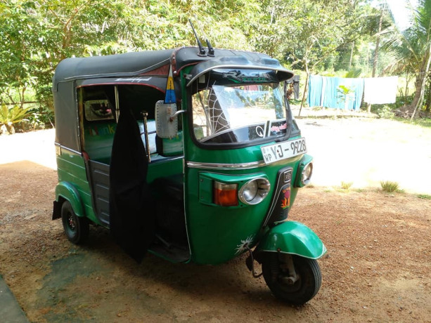 bajaj-4-stroke-three-wheel-2011-big-3