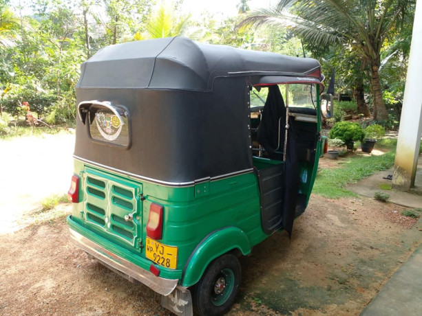 bajaj-4-stroke-three-wheel-2011-big-2