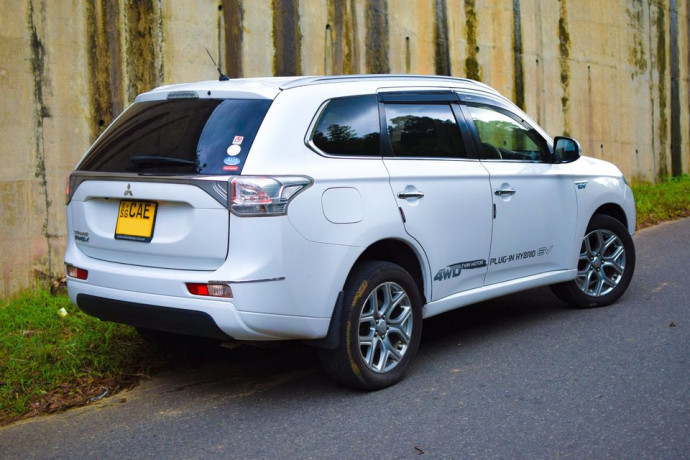 mitsubishi-outlander-phev-2015-big-3