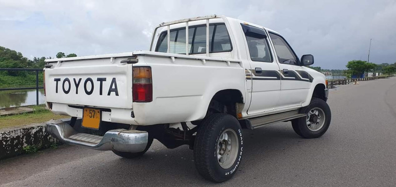 toyota-hilux-ln106-1995-big-2