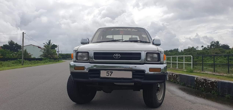 toyota-hilux-ln106-1995-big-0