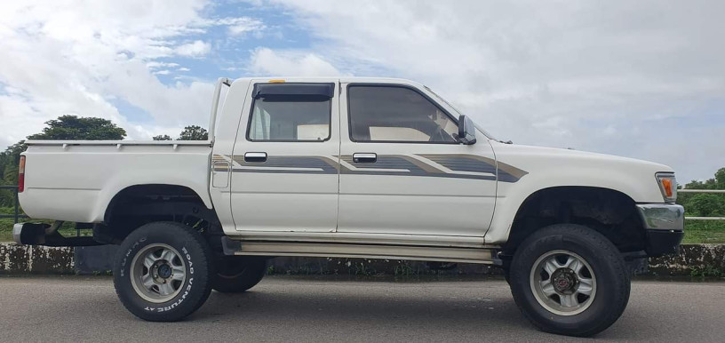 toyota-hilux-ln106-1995-big-1