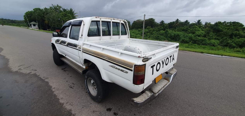 toyota-hilux-ln106-1995-big-3