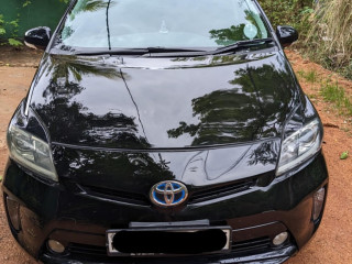 toyota-prius-s-grade-2012