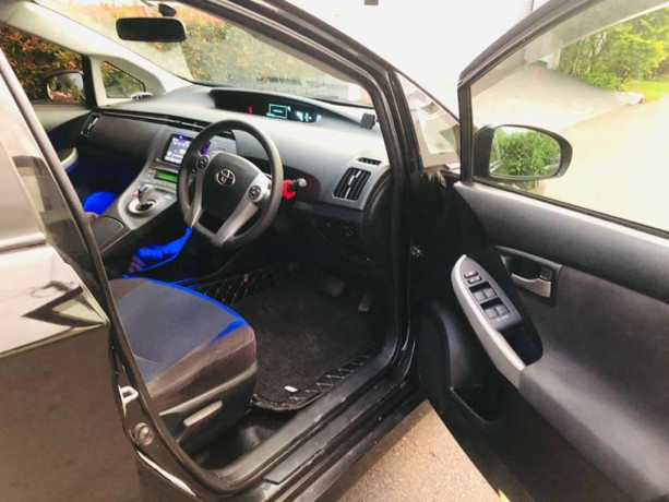 toyota-prius-2013-big-4