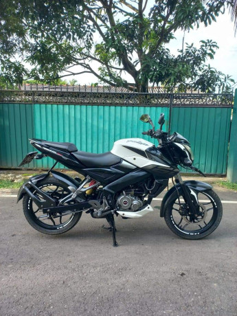 bajaj-pulsar-ns160-2017-big-1