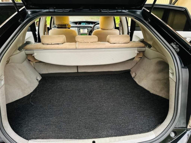 toyota-prius-2011-big-4