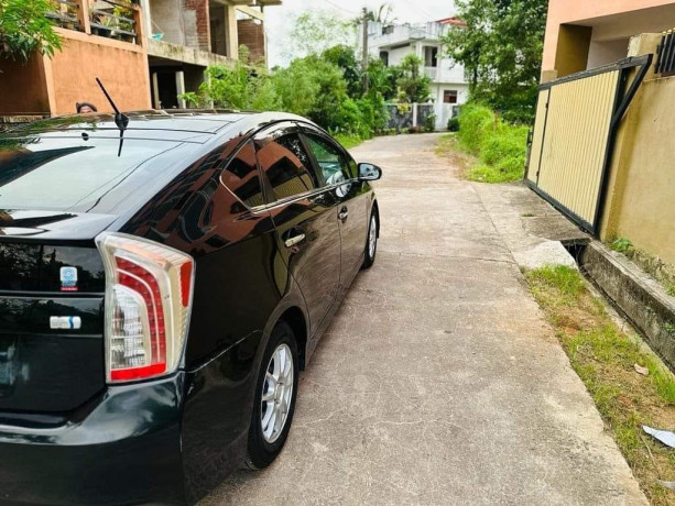 toyota-prius-2011-big-2