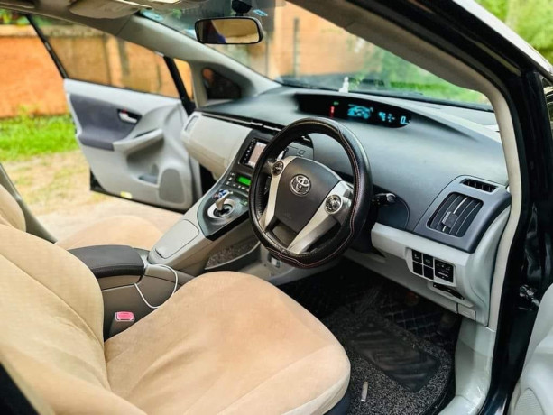 toyota-prius-2011-big-3