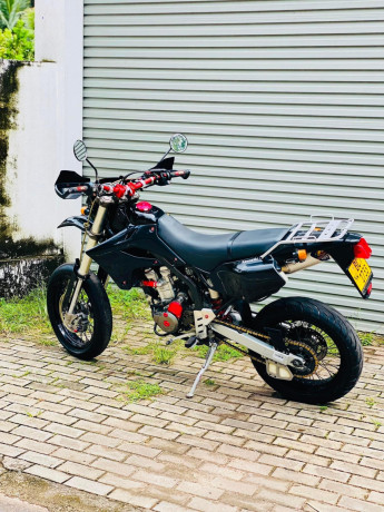 kawasaki-dtracker-250-2015-big-2