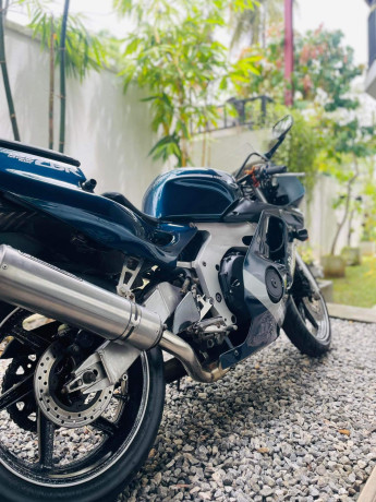 honda-cbr-gullarm-250-2009-big-3