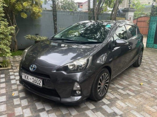 toyota-aqua-s-grade-2012