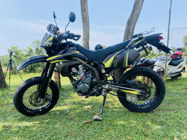 kawasaki-dtracker-250-2011-big-1