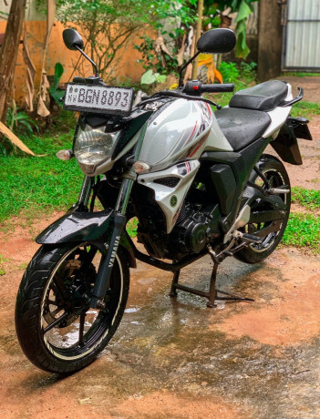 yamaha-fz-v2-2017-big-0