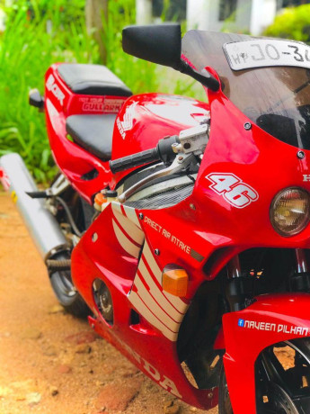 honda-cbr-250-mc14-big-0