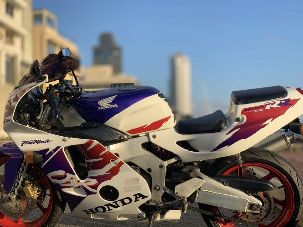honda-cbr-250-fireblade-big-2