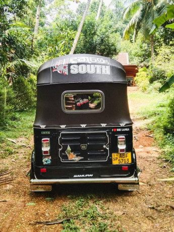 bajaj-re-4-stroke-three-wheel-big-3
