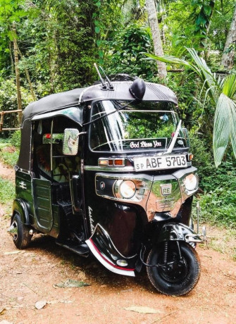 bajaj-re-4-stroke-three-wheel-big-0