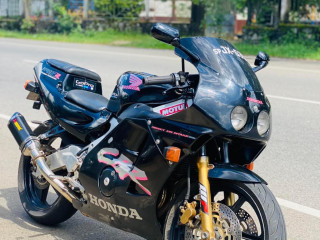 honda-cbr-gullarm-250