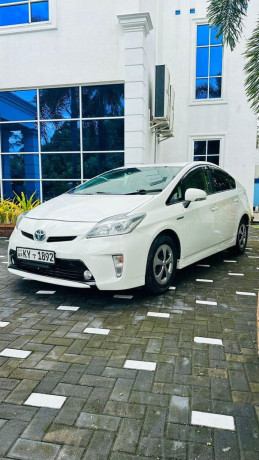 toyota-prius-2012-big-1