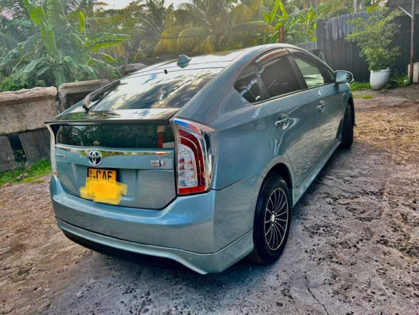 toyota-prius-s-grade-2013-big-1