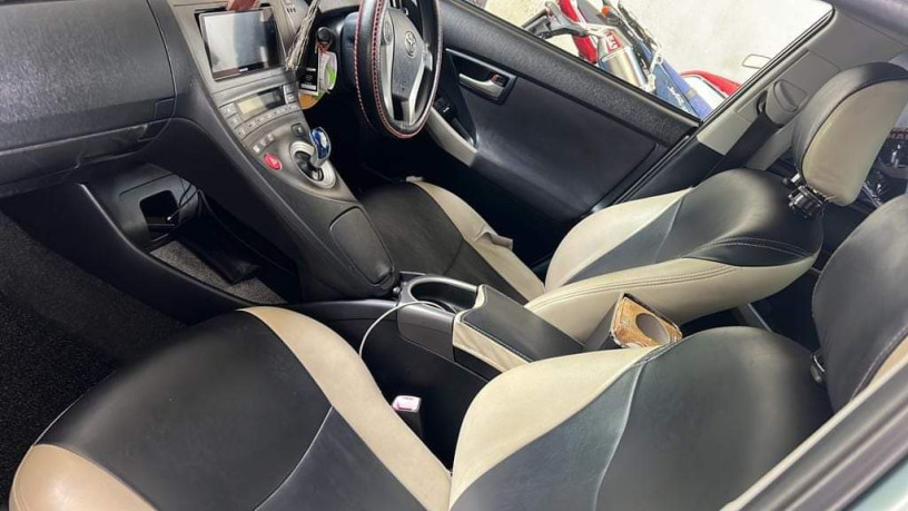 toyota-prius-s-grade-2013-big-3
