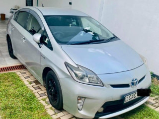 toyota-prius-s-grade-2013