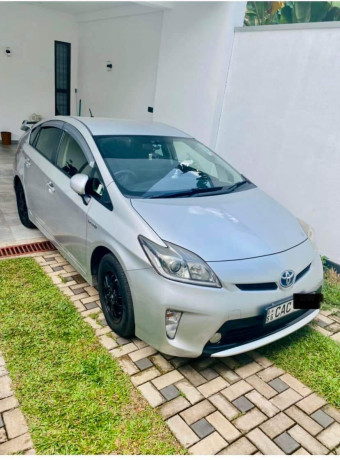 toyota-prius-s-grade-2013-big-0