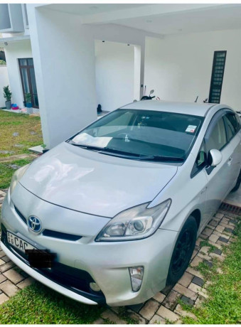 toyota-prius-s-grade-2013-big-1