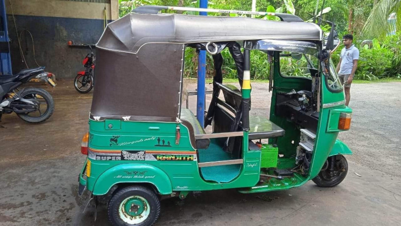 bajaj-4-stroke-three-wheel-big-1