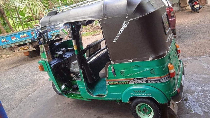 bajaj-4-stroke-three-wheel-big-2