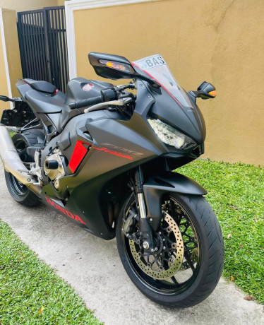 honda-cbr-1000rr-2017-big-2
