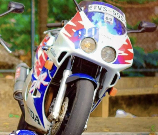 honda-cbr-250-gullarm-2009-big-0