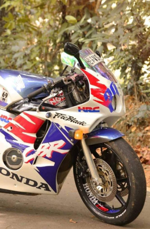 honda-cbr-250-gullarm-2009-big-1