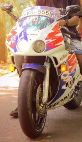honda-cbr-250-gullarm-2009-big-4