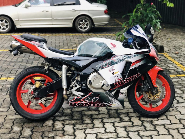 honda-cbr-250-gullarm-2013-big-0