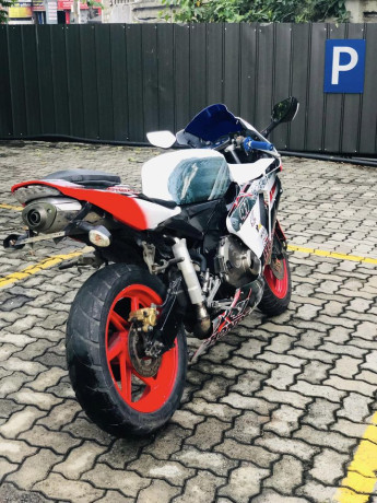 honda-cbr-250-gullarm-2013-big-2