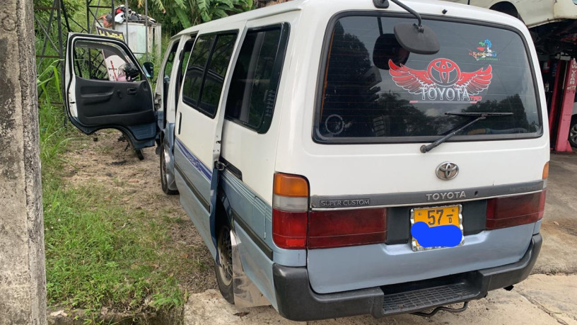 toyota-hiace-dolphin-van-big-4