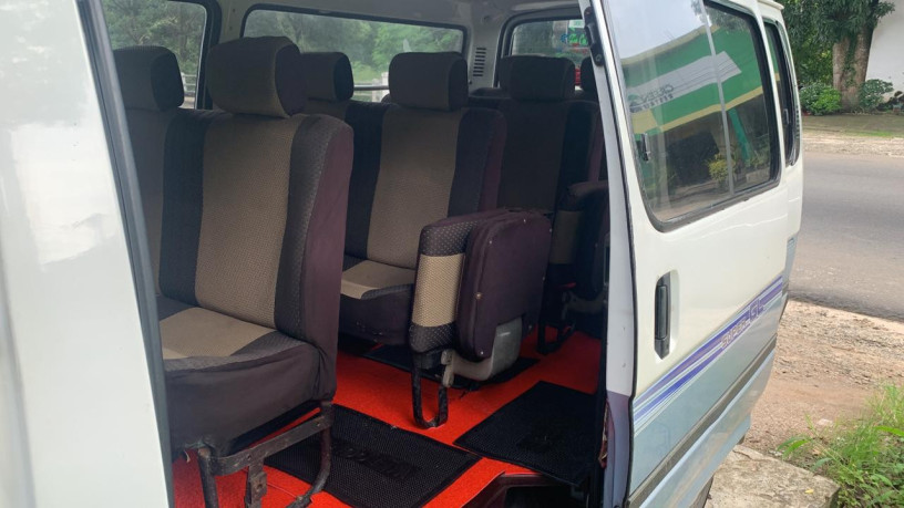 toyota-hiace-dolphin-van-big-3