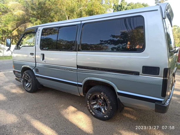 toyota-hiace-big-4