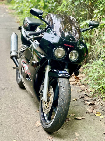 honda-cbr-250-gullarm-2012-big-1