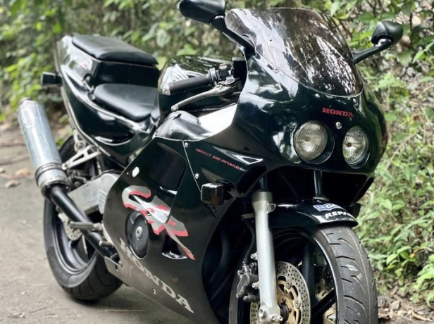 honda-cbr-250-gullarm-2012-big-0