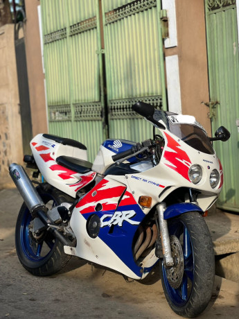 honda-cbr-250-gullarm-2011-big-3